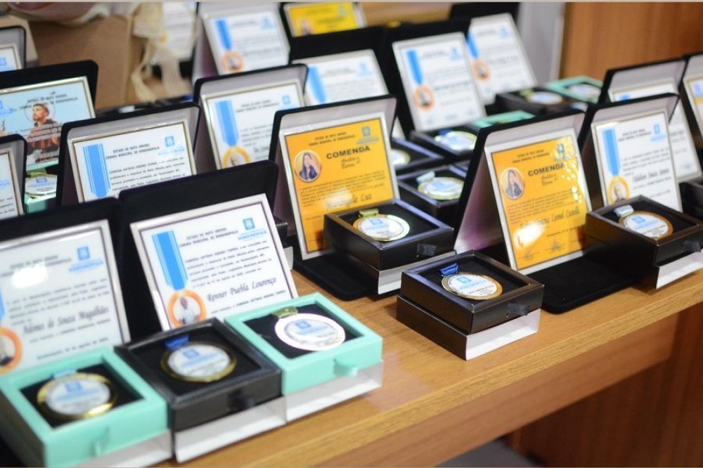 Sessão Solene da Câmara Municipal celebra trajetórias e serviços prestados à Rondonópolis