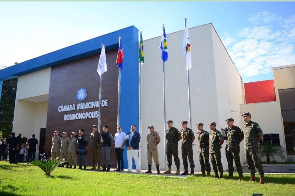 Câmara de Rondonópolis realiza ato cívico inédito de hasteamento das bandeiras